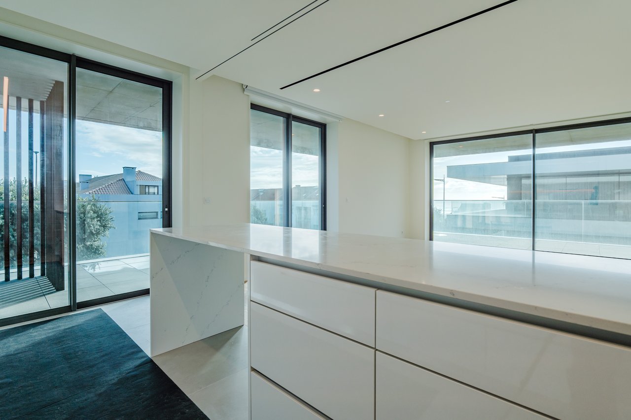 Luxurious 4-Bedroom Sea-View Apartment with Expansive Terrace and Parking in Vila Nova de Gaia