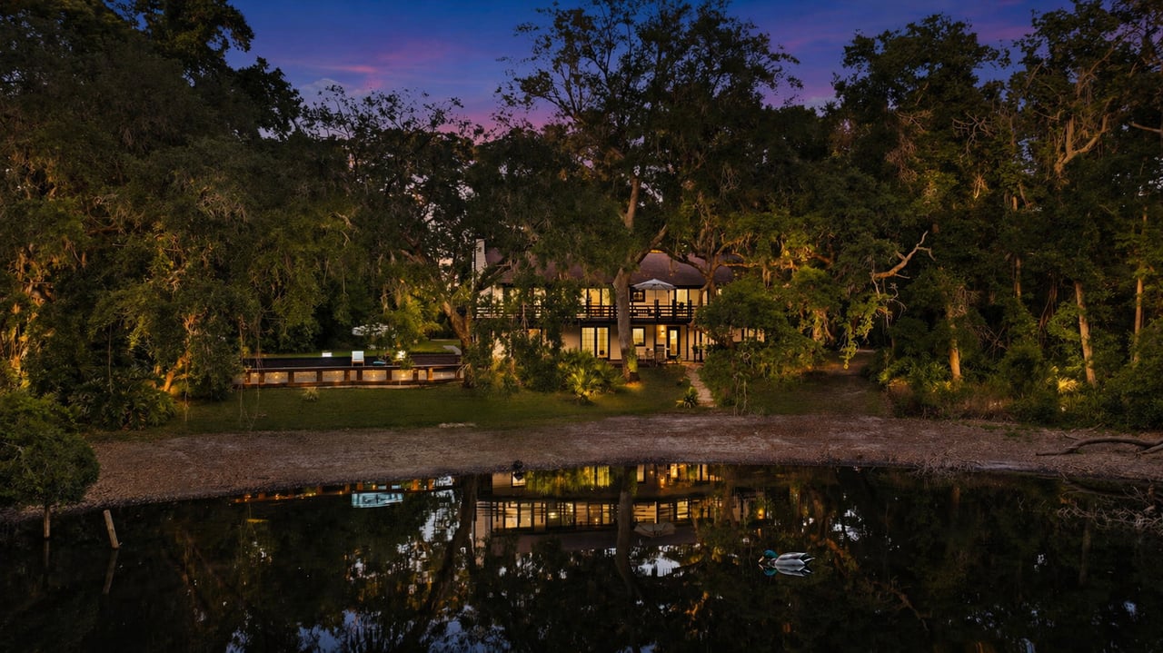 900 Oak Hollow
