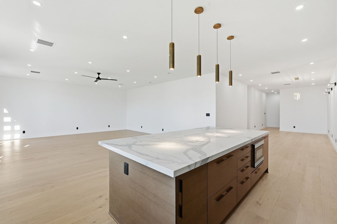 3106 N VALENCIA Lane