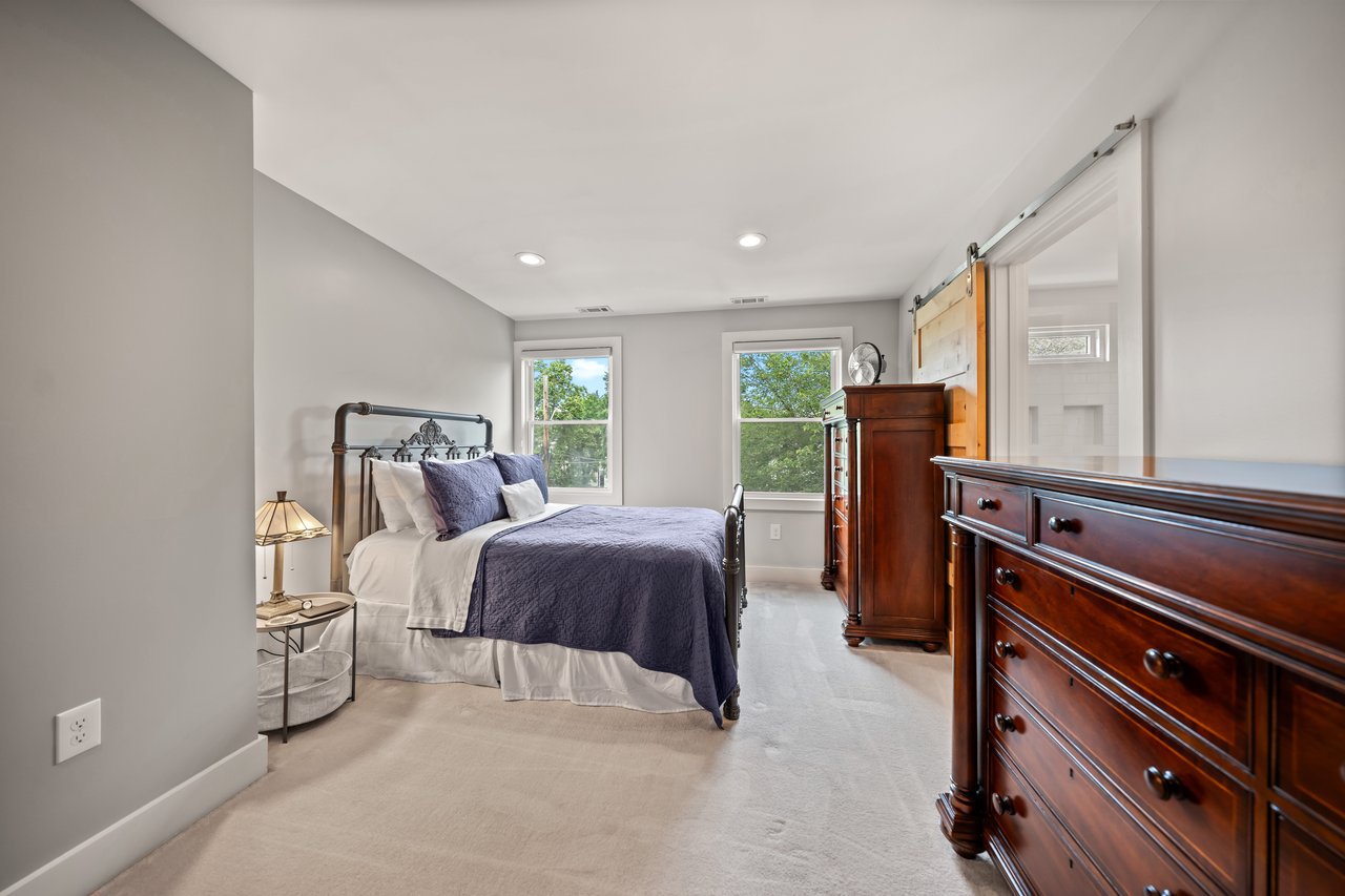 613 Longfellow St NW