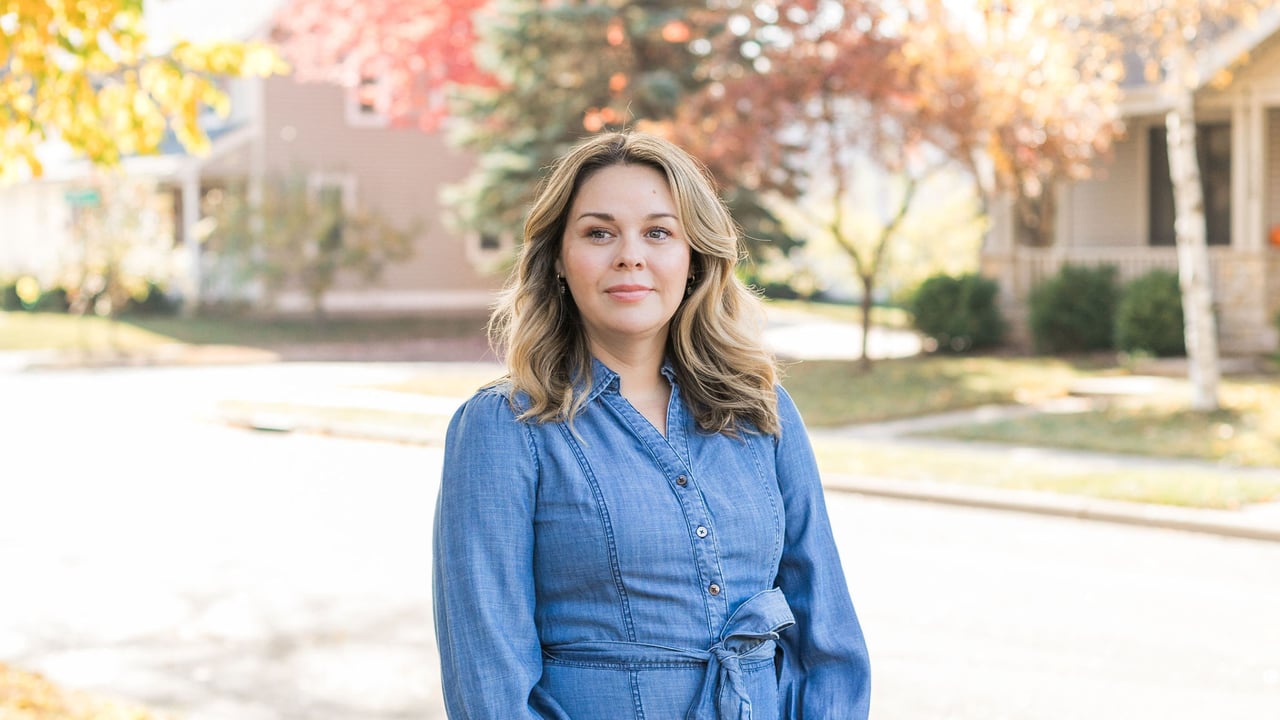 Understand what happens on closing day in Madison WI, including paperwork, timing, who attends, and how buyers receive their keys. A clear guide for first time and relocating homebuyers.