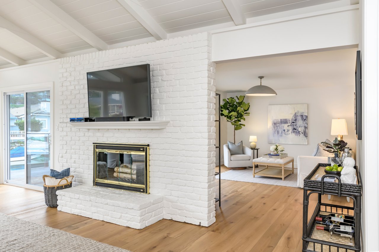 Refined Single-Level Waterfront Retreat