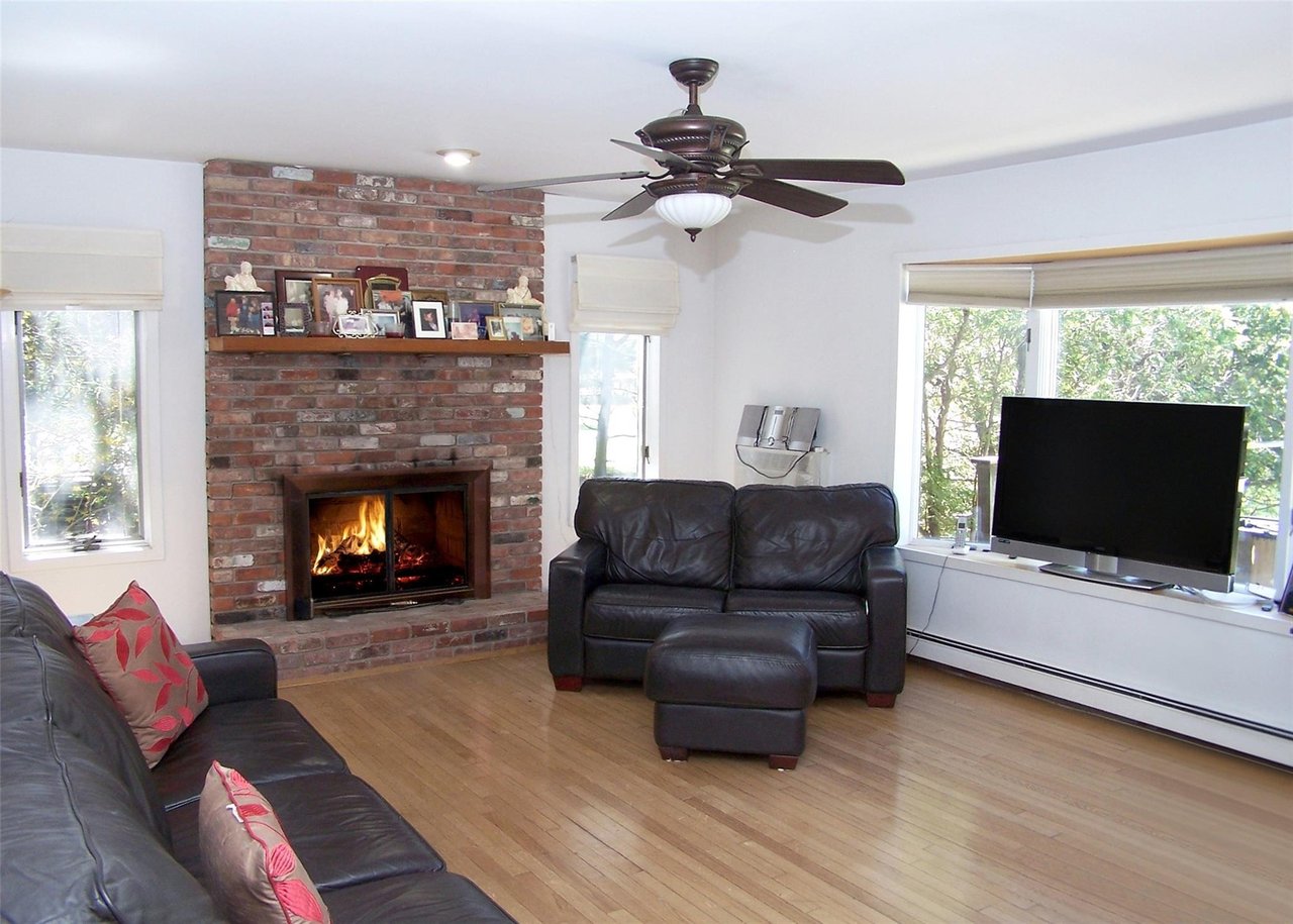 220 Bellport Ave