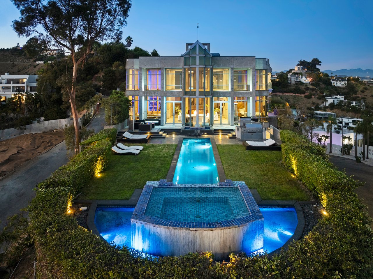 2260 Sunset Plaza Dr