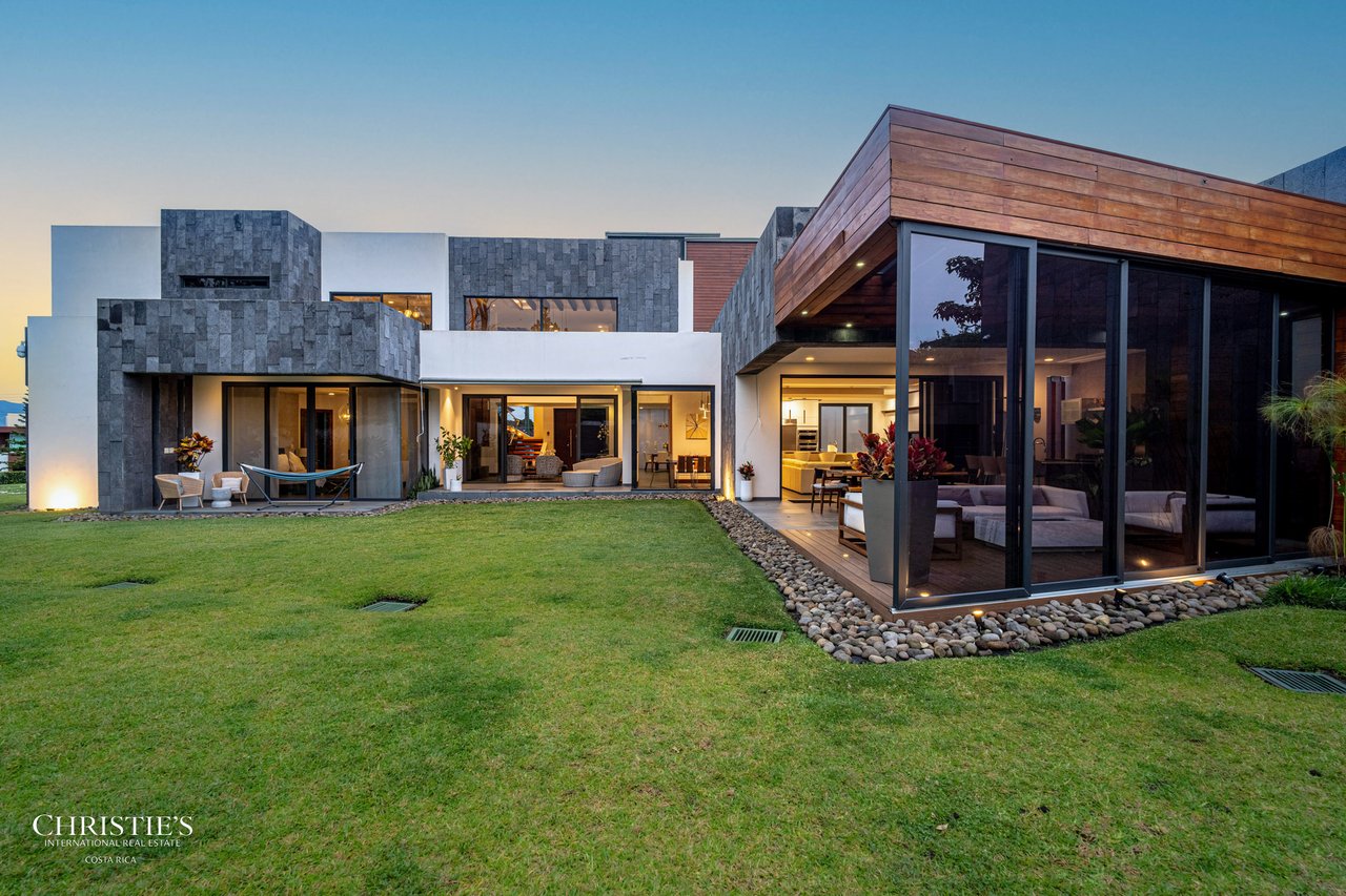Modern Elegance with Panoramic Views – Exclusive Las Gemas Residence