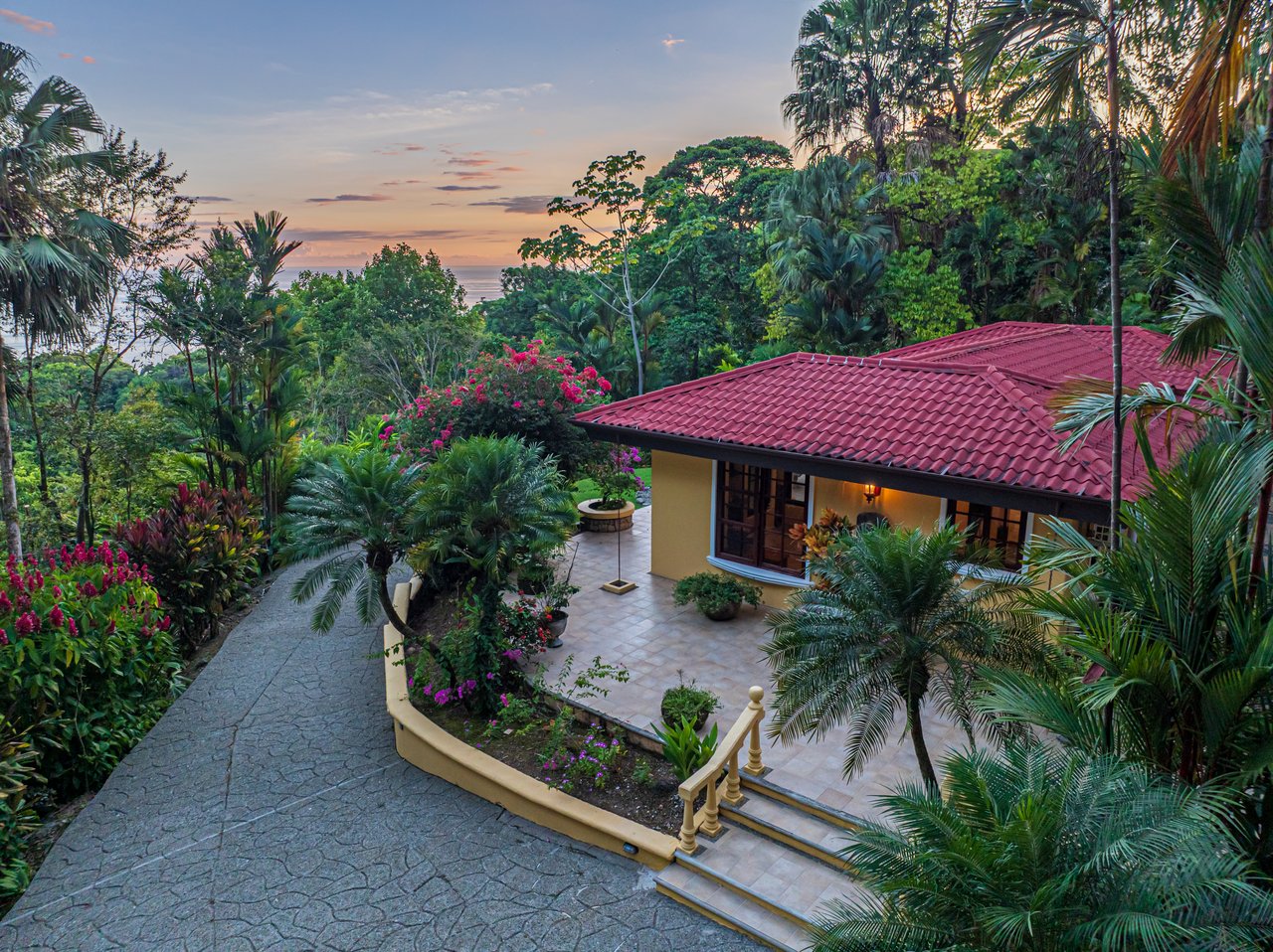 Nido Escondido, Playa Dominical