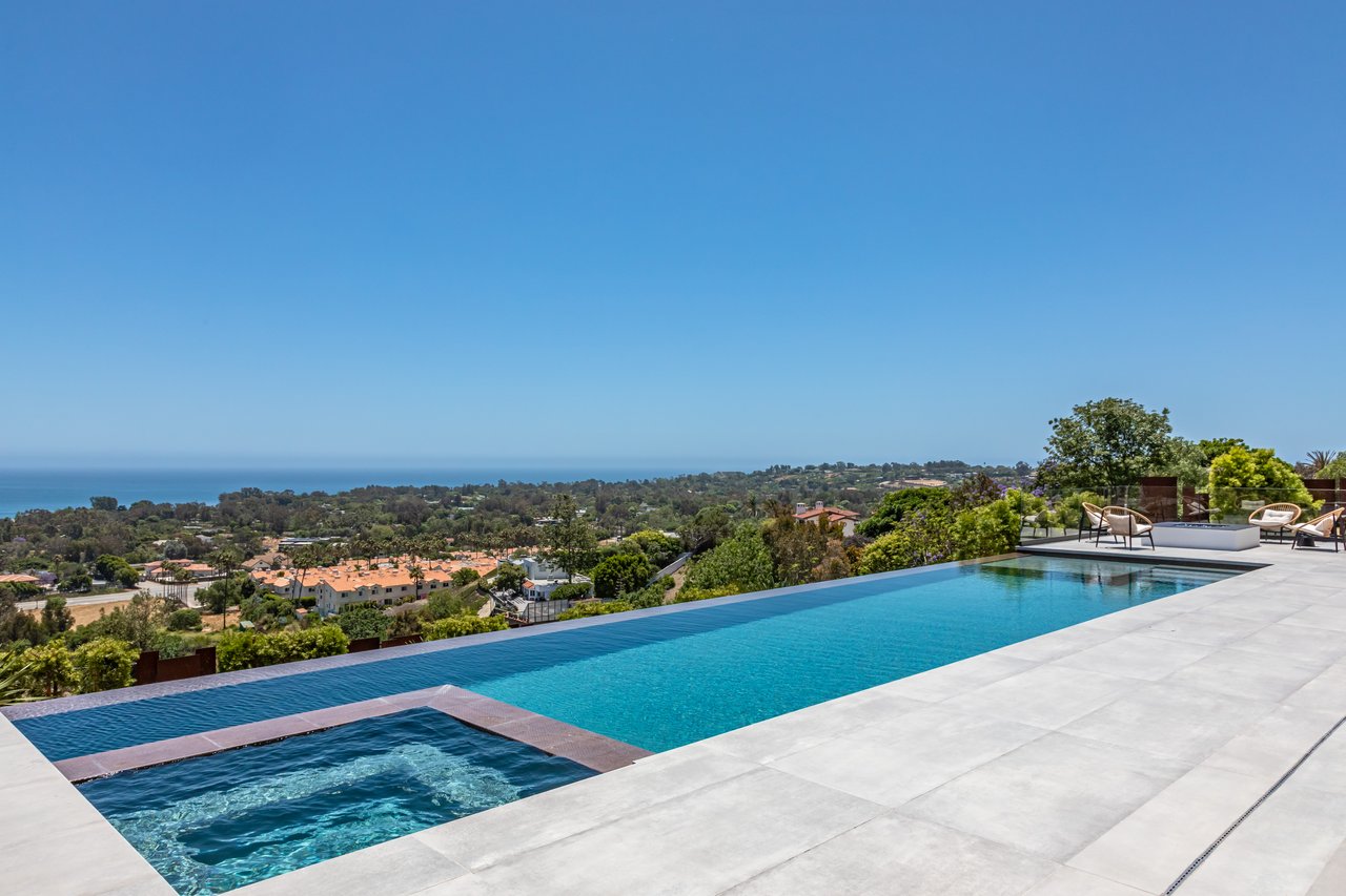 6156 Zumirez Dr