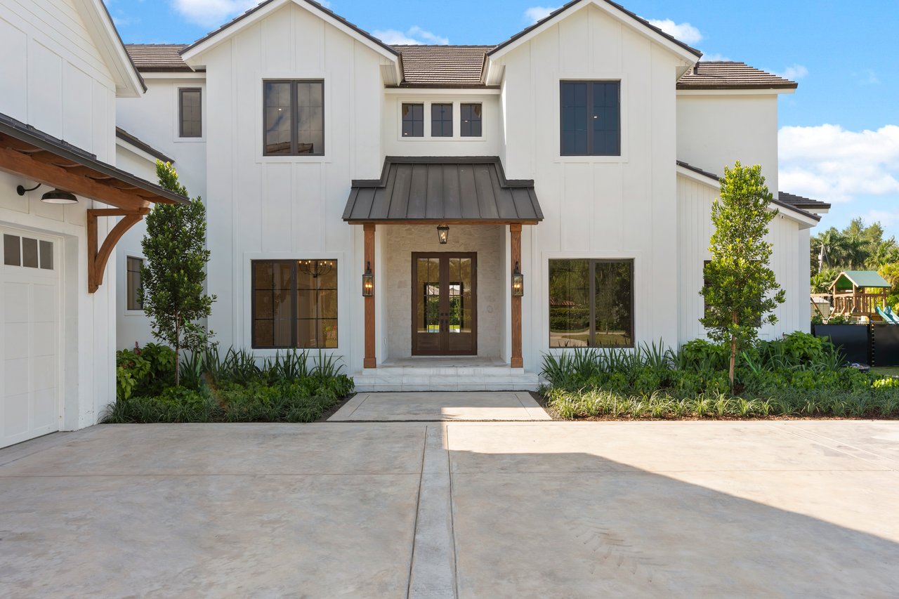 Beautiful Modern Farmhouse in Glenvar Heights
