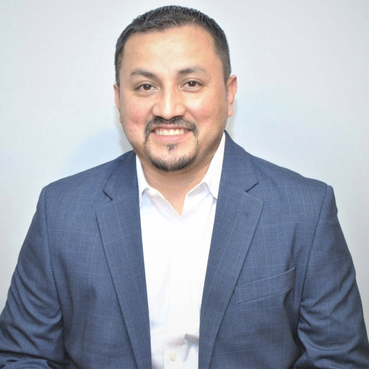 Armando Popoca Waukegan, IL Real Estate Agent Headshot
