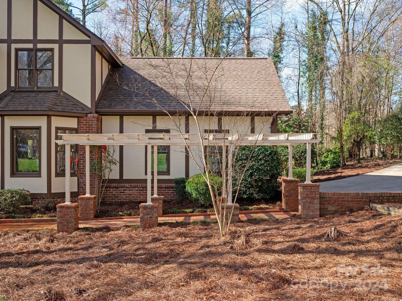 2324 Wedgewood Dr