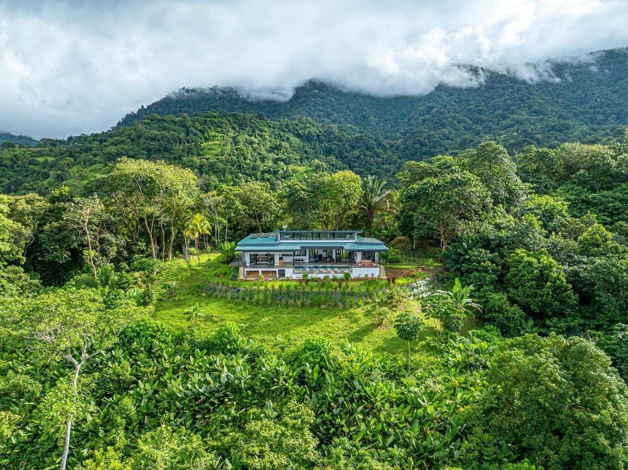 Solar Powered Tropical Villa, Ojochal, Puntarenas
