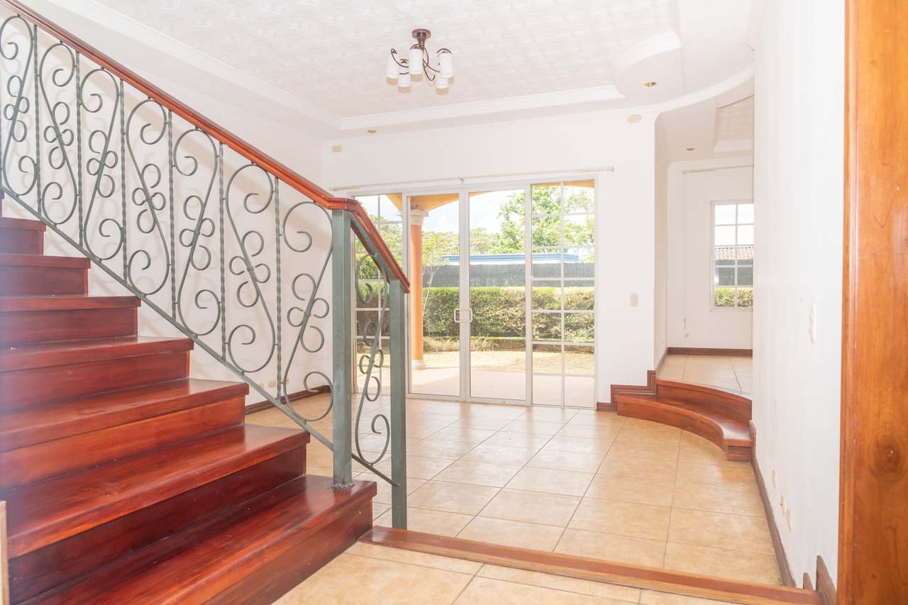 Colonial Gated Community Villa, Curridabat, San Jose