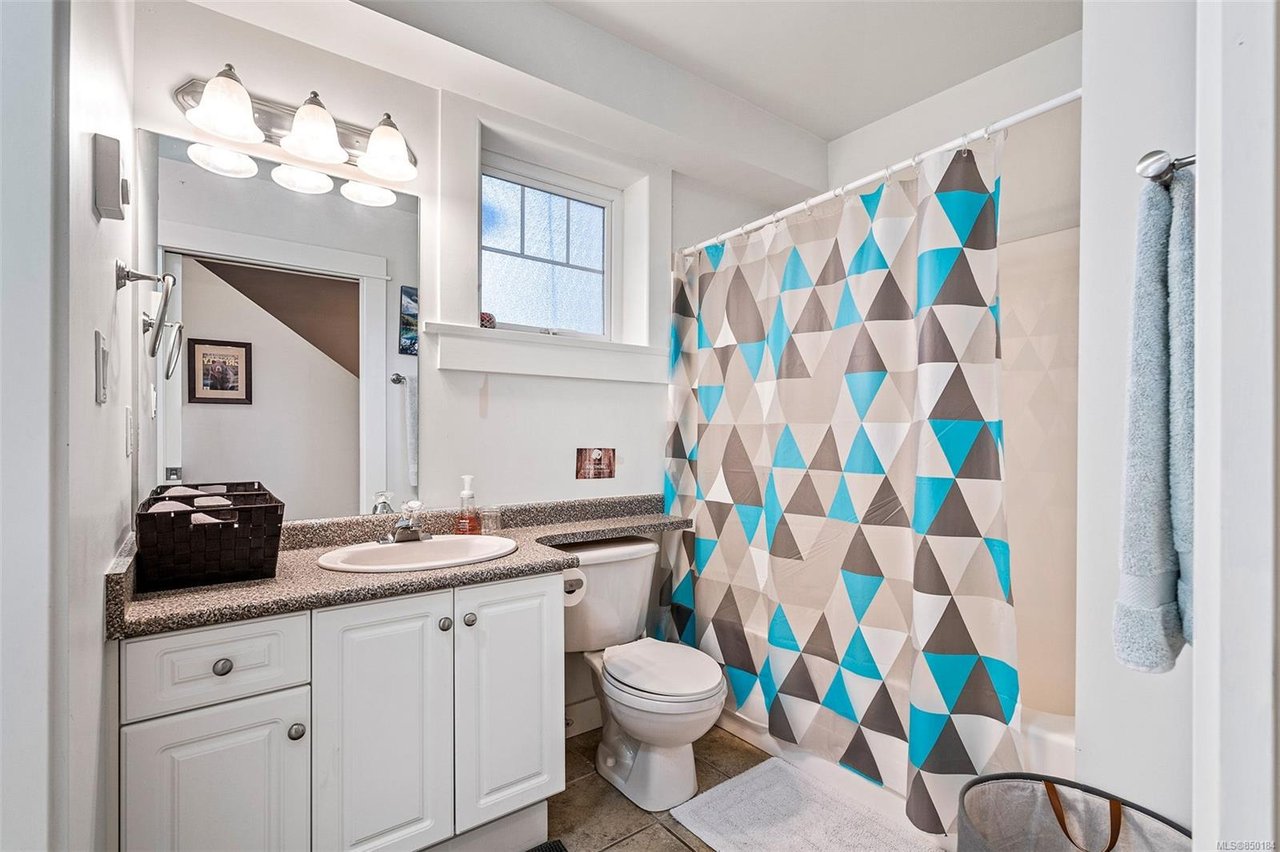 2-933 Empress Ave