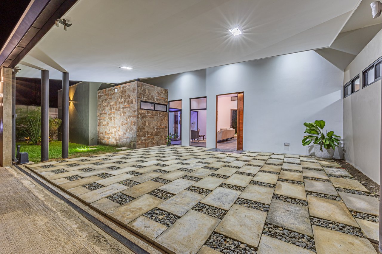 STYLISH 3 BED, 3 BATH BRAND NEW VILLA IN UVITA.