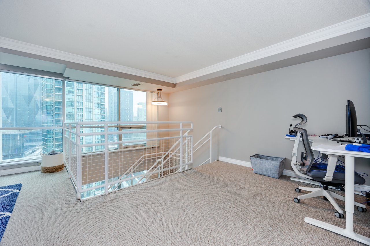 2-Storey Retreat On Queens Quay