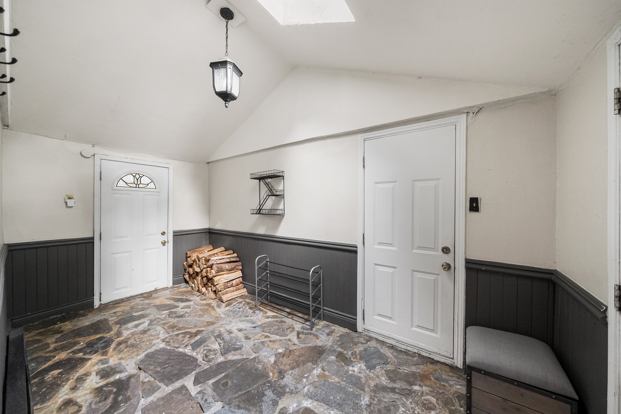 1141 Lakeshore Rd W