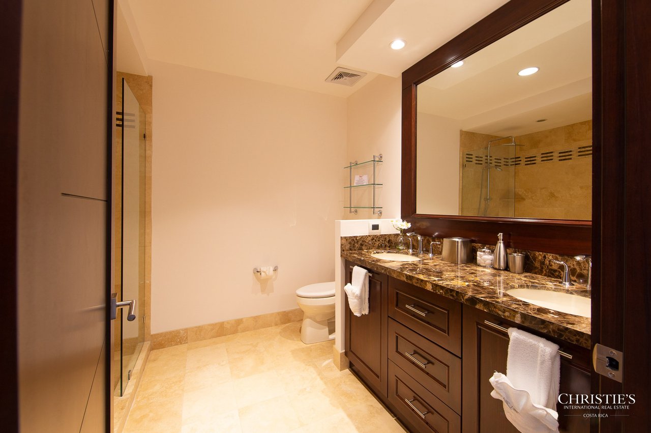 360 - 305 Splendor Condo