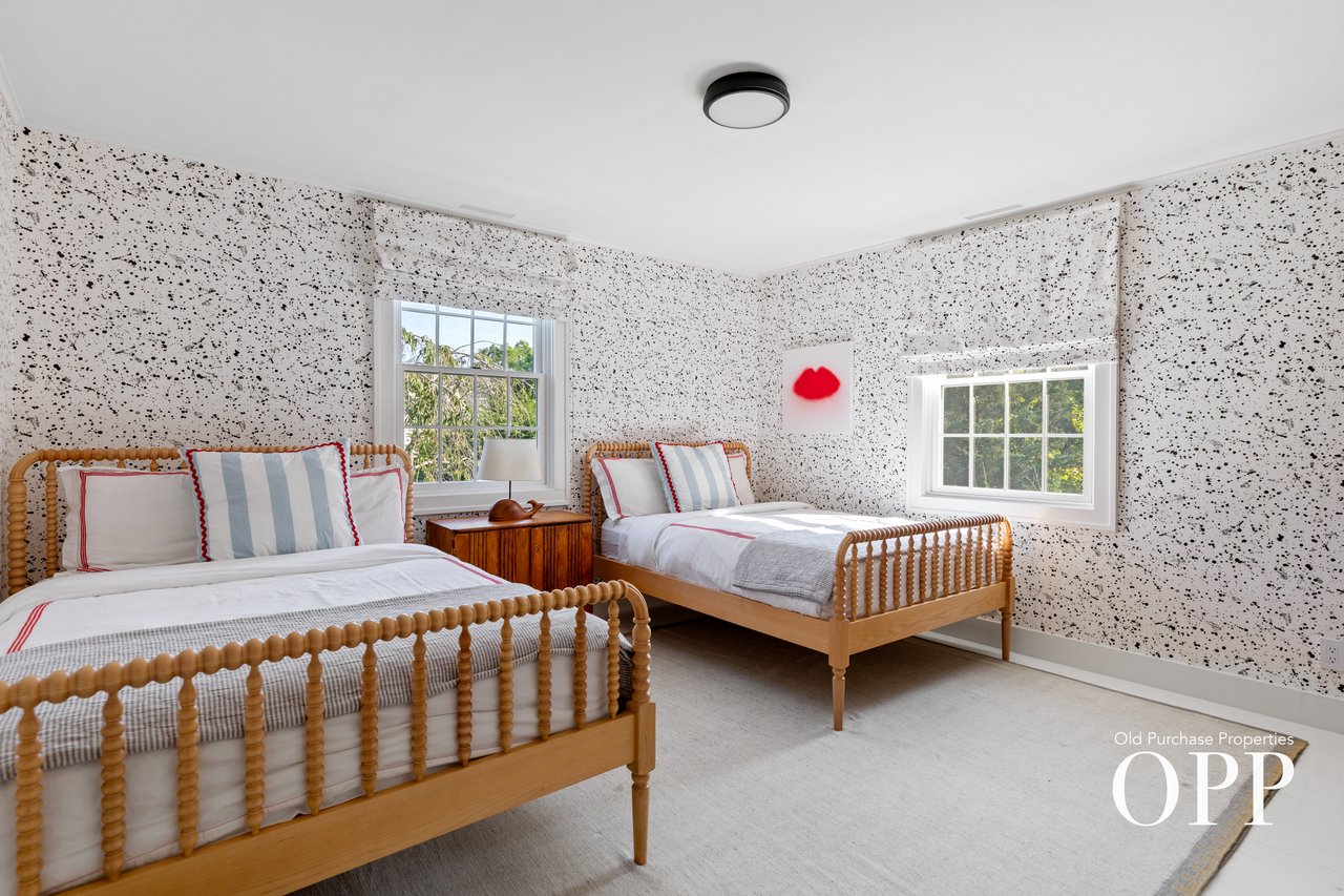 A REFINED BELLPORT RETREAT