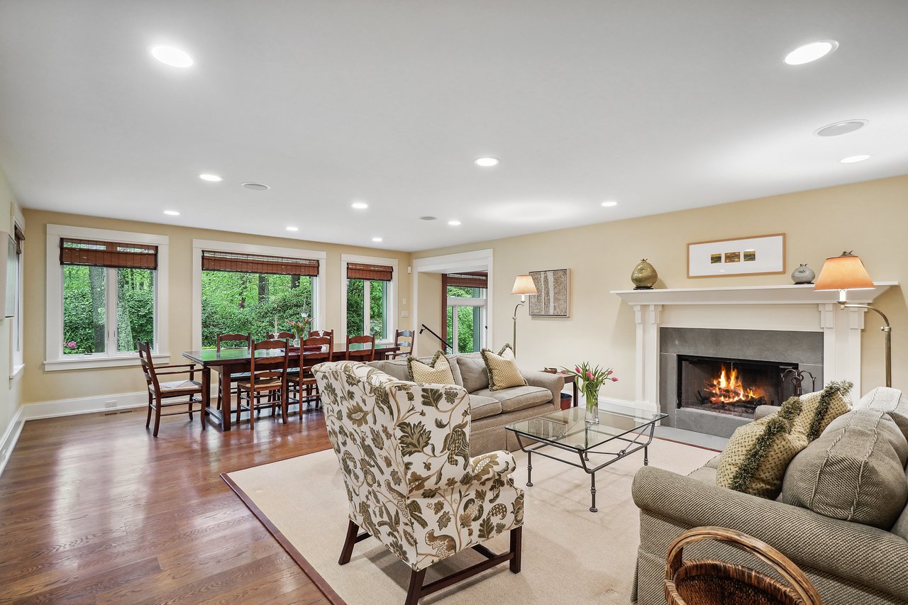 17 Eastwoods Road