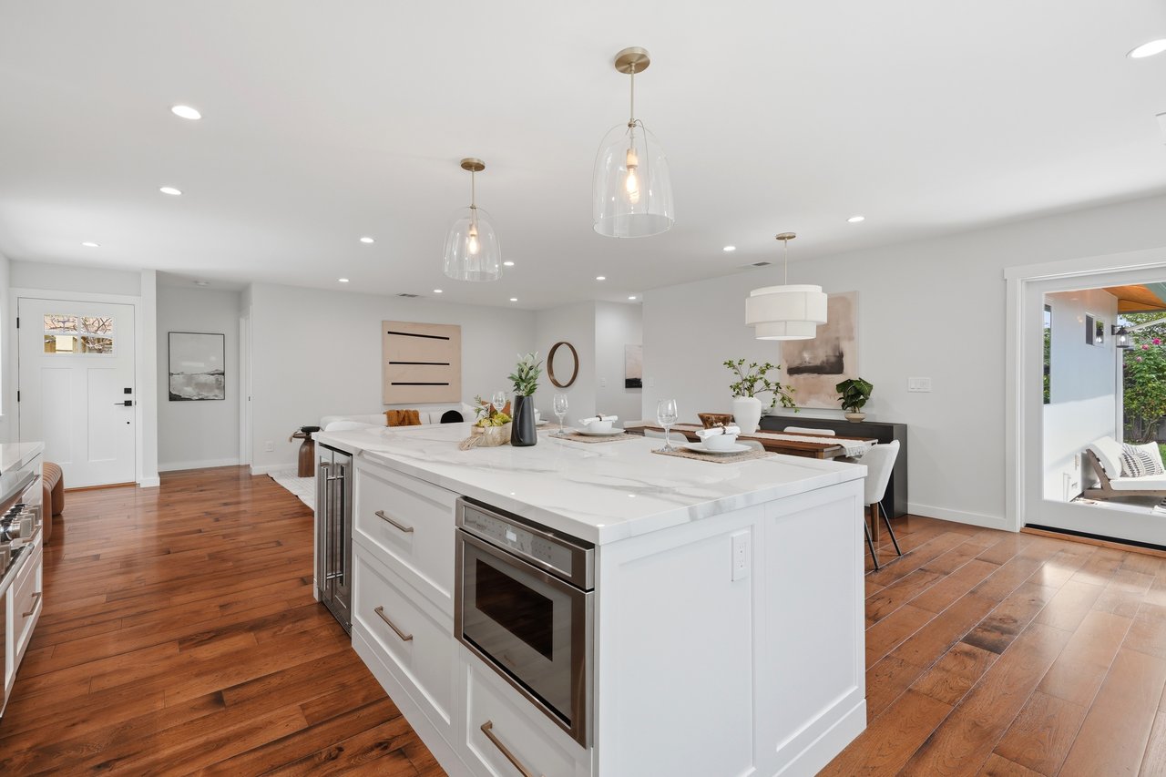 2133 Santa Cruz AVE
