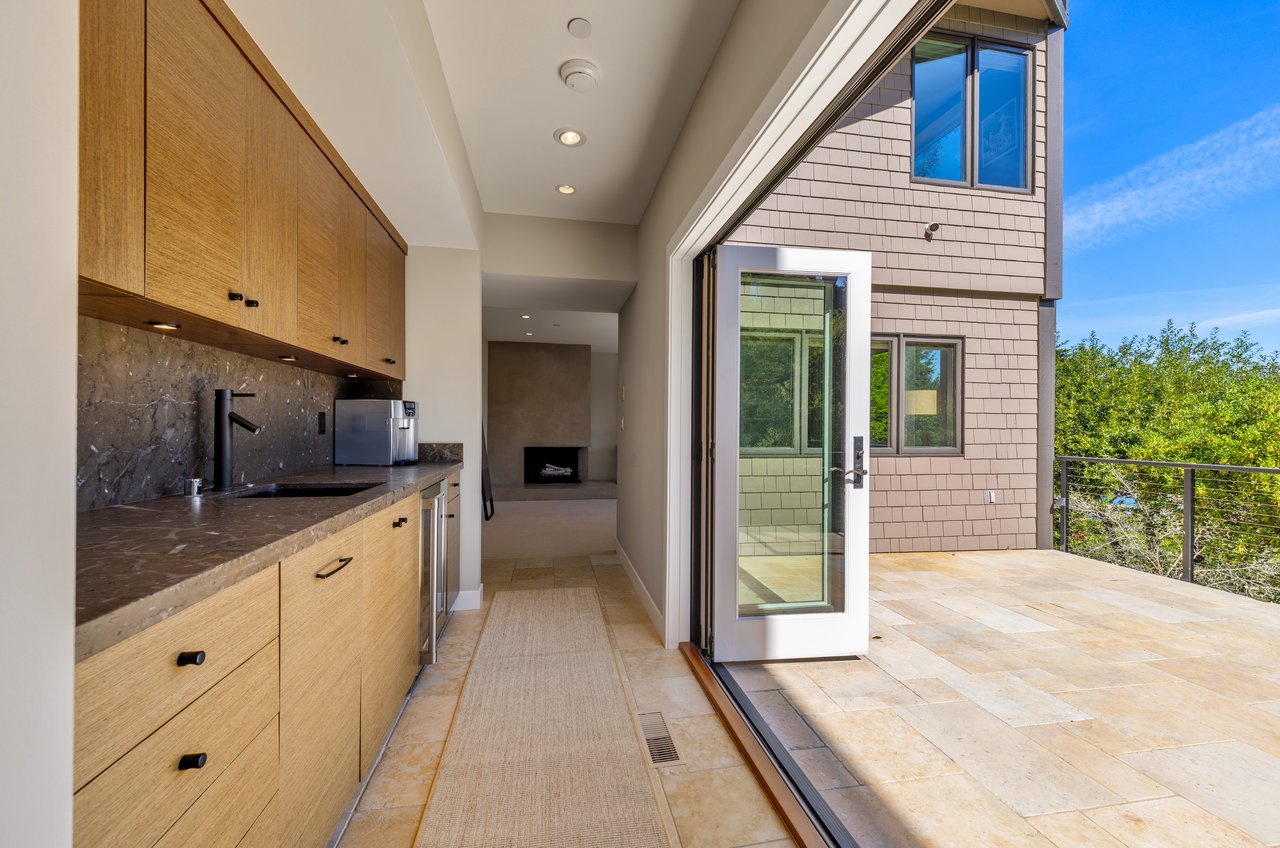 Chic and Stylish on Belvedere Island