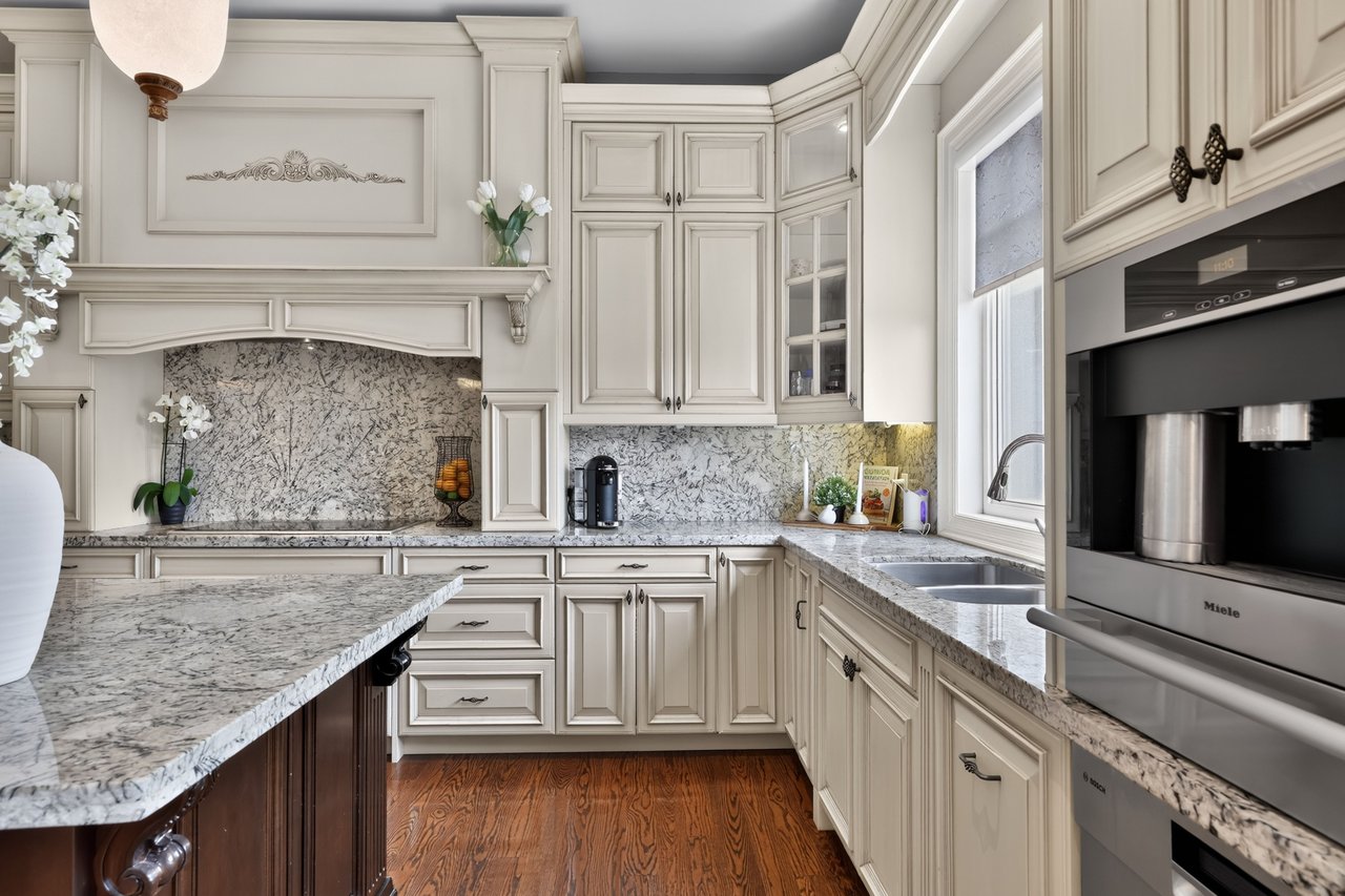 2513 Sharon Cres
