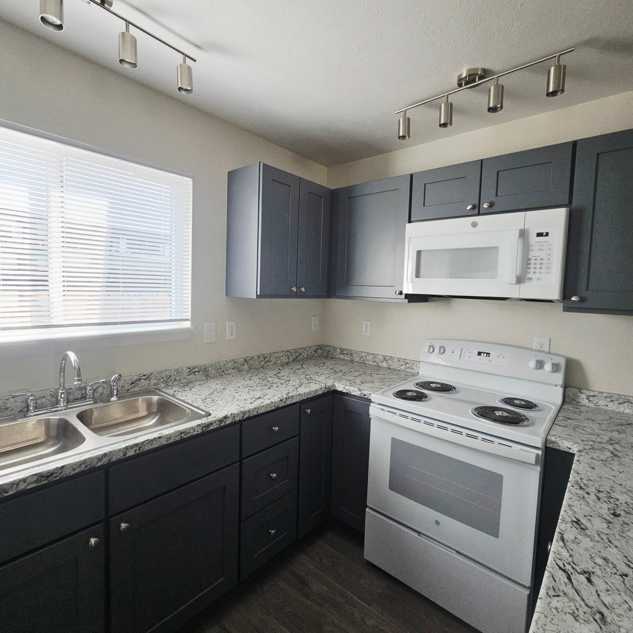 2 Bed 1.5 Bath Townhome Lakewood