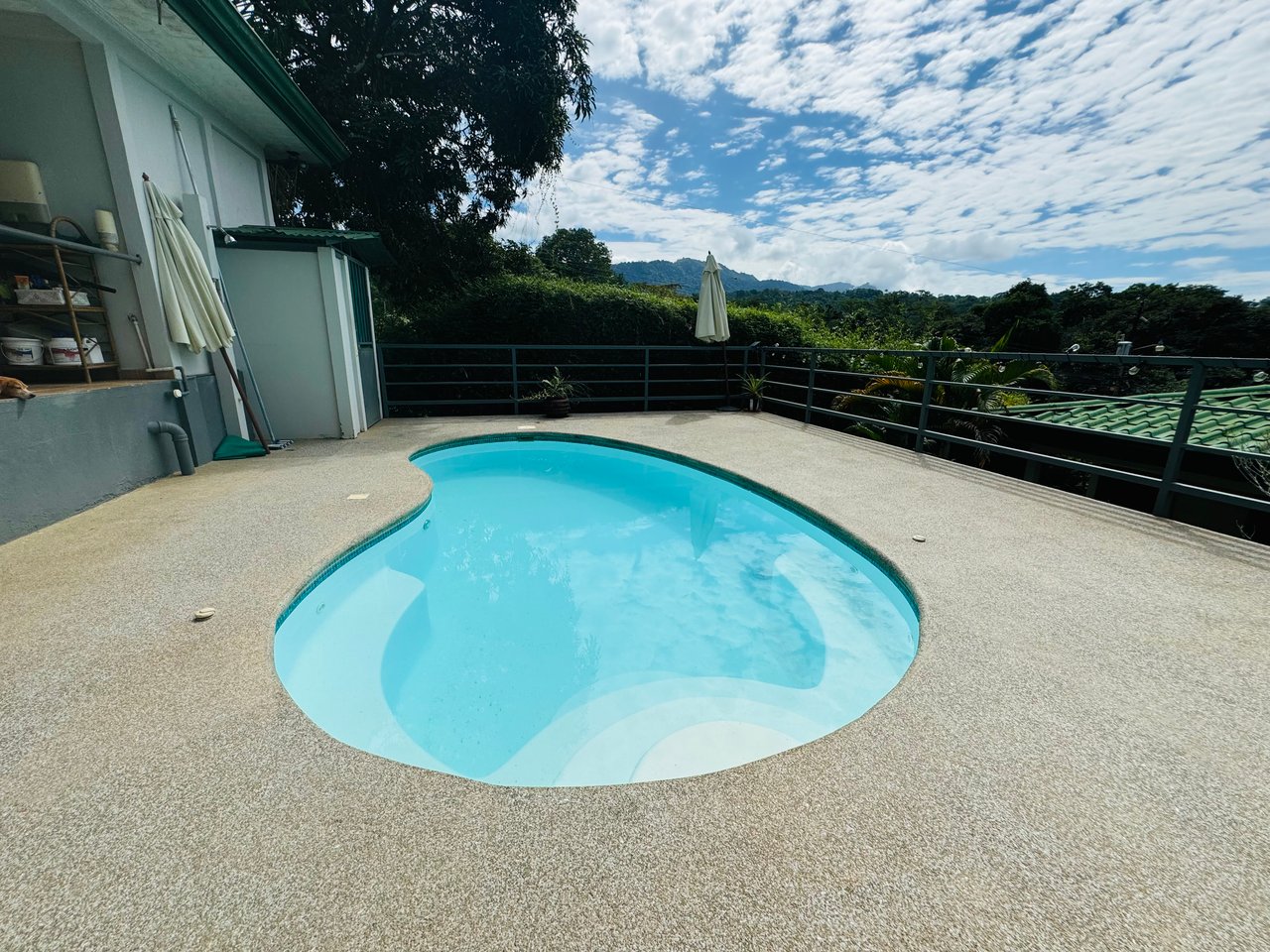 Downtown Uvita Commercial Room Rentals with Restaurant