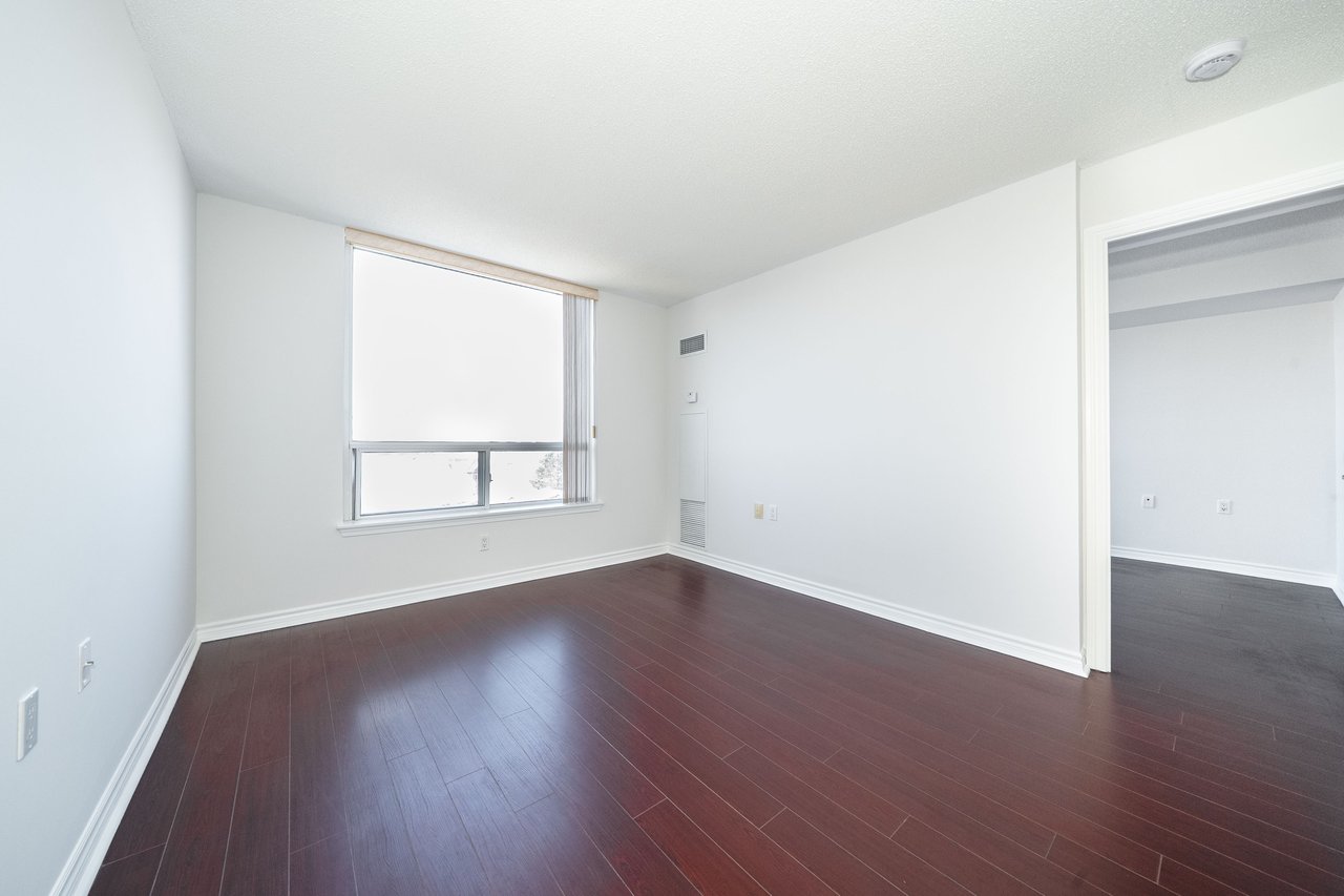 9015 Leslie Street, 807