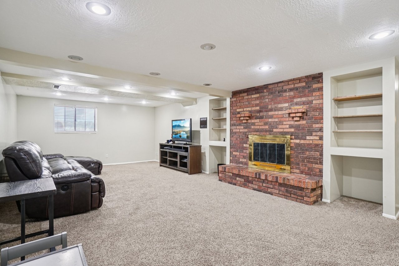 11343 S Clifford Cir