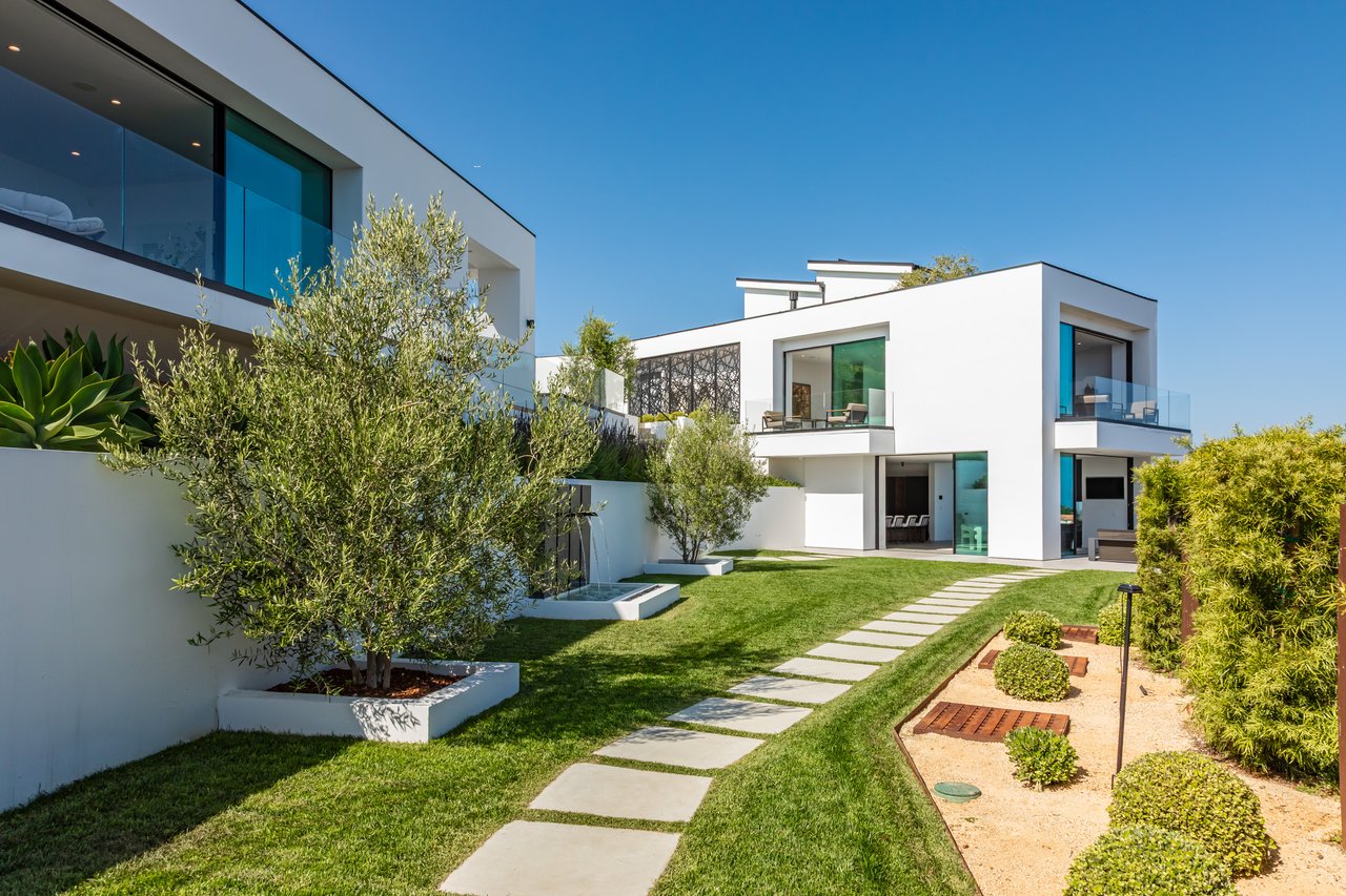 6156 Zumirez Dr
