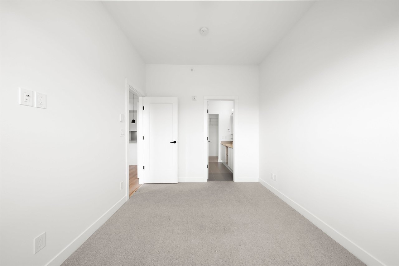 503-2493 Montrose Ave