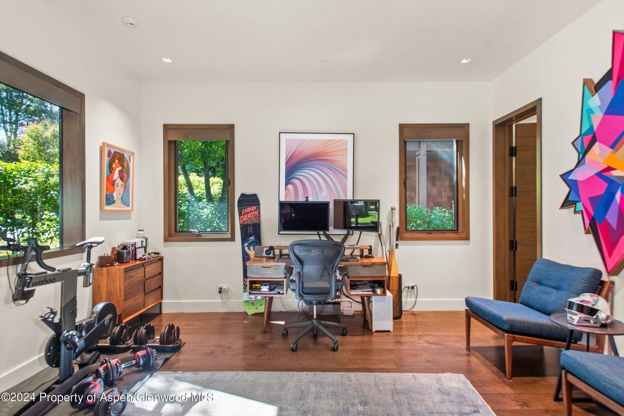 700 W Smuggler Street