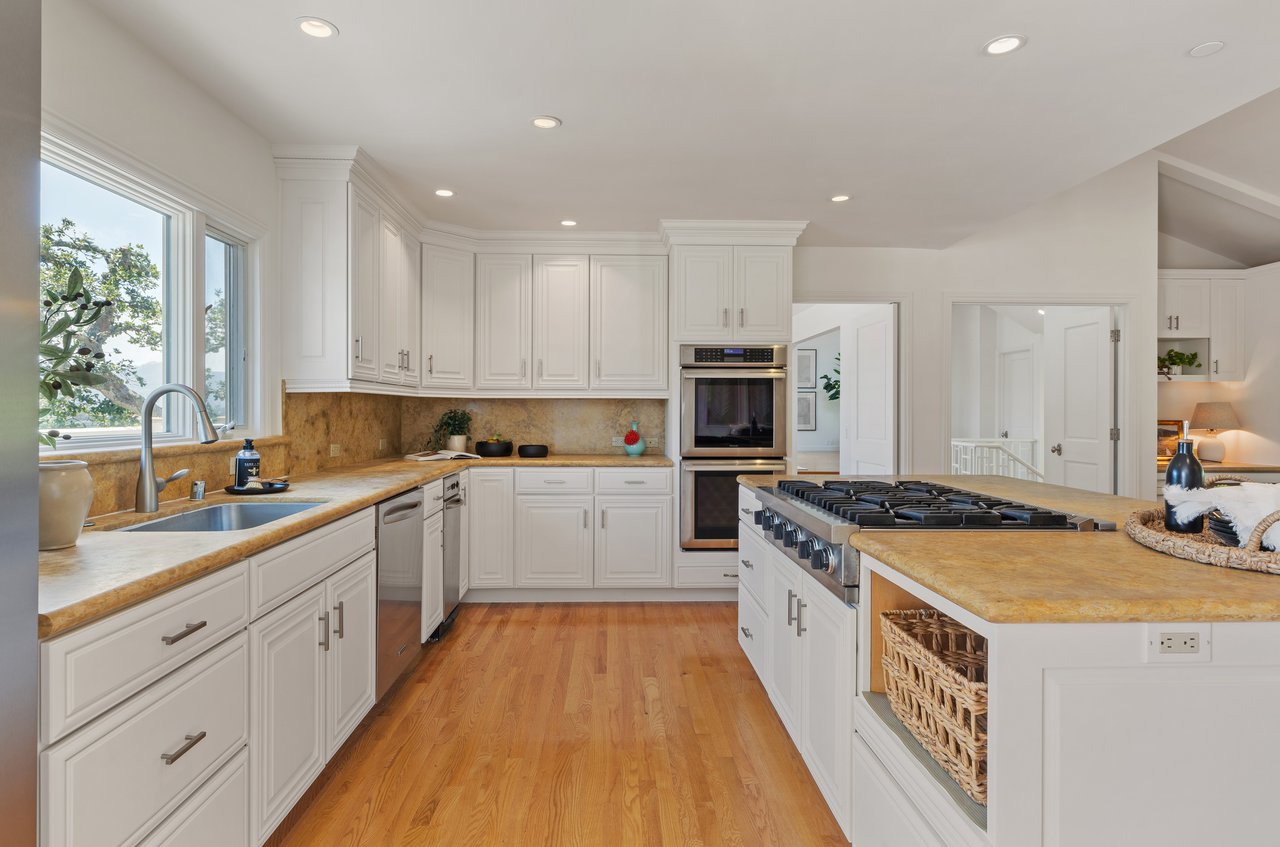 Picturesque and Private View Residence