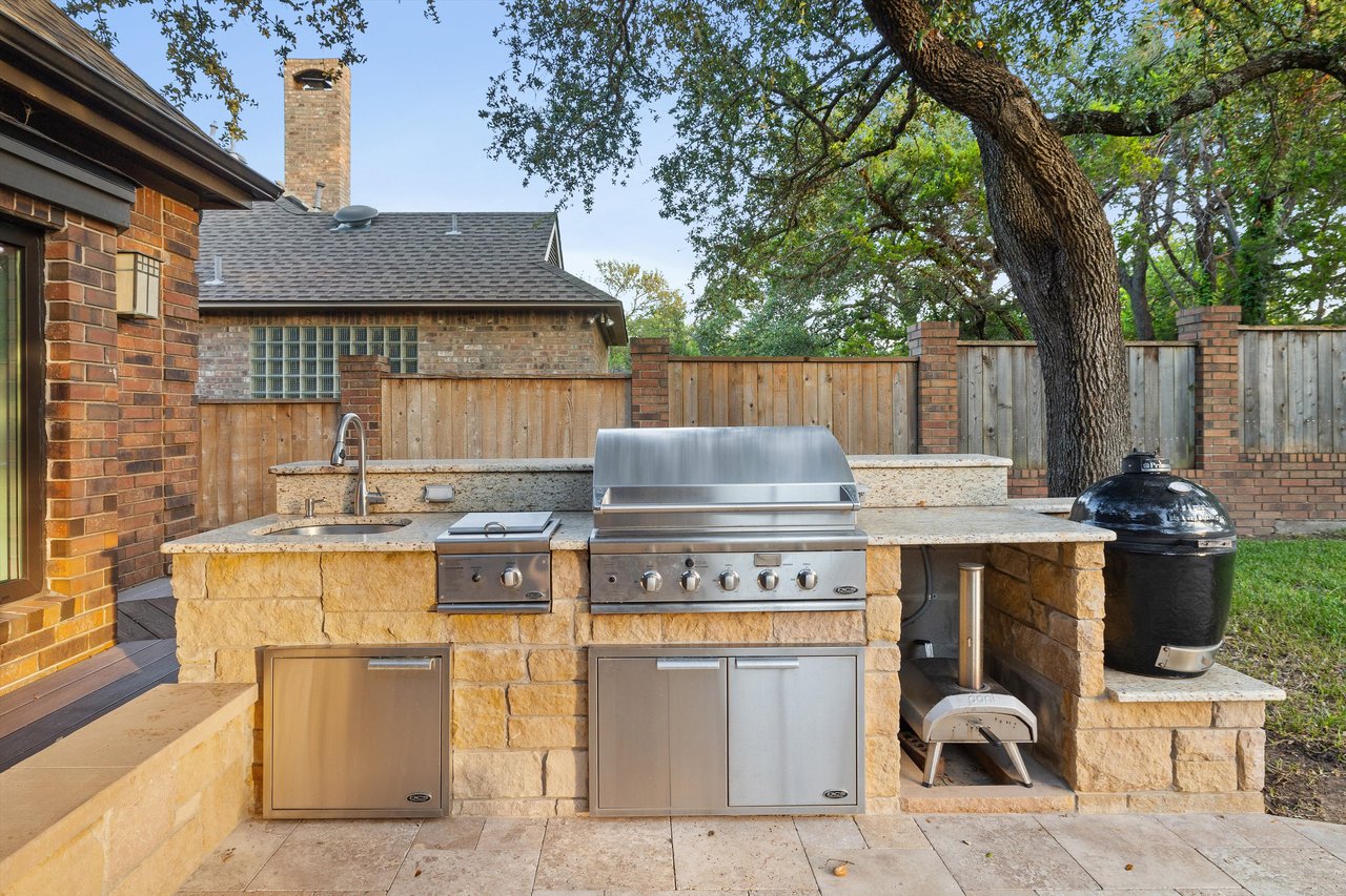 Built in grill with sink, griddle, and pizza oven