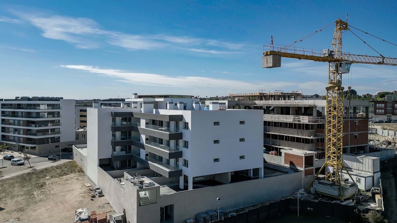 Modern 1-Bedroom Apartment in Camarate, Loures