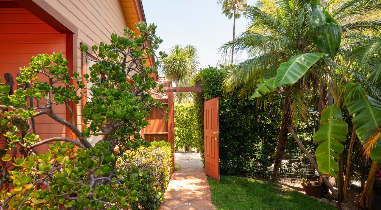 8921 Rosewood Ave, West Hollywood