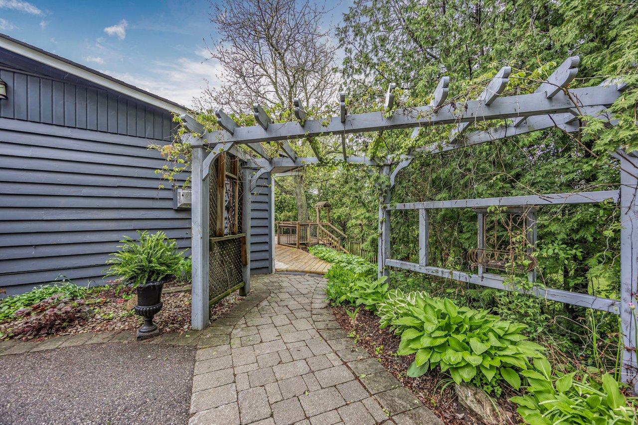 55 Old Church Road, King