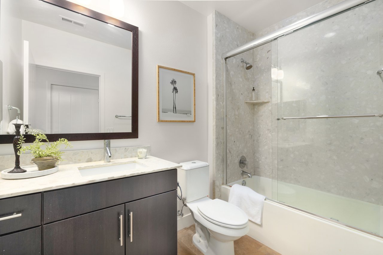 En suite bath in east bedroom