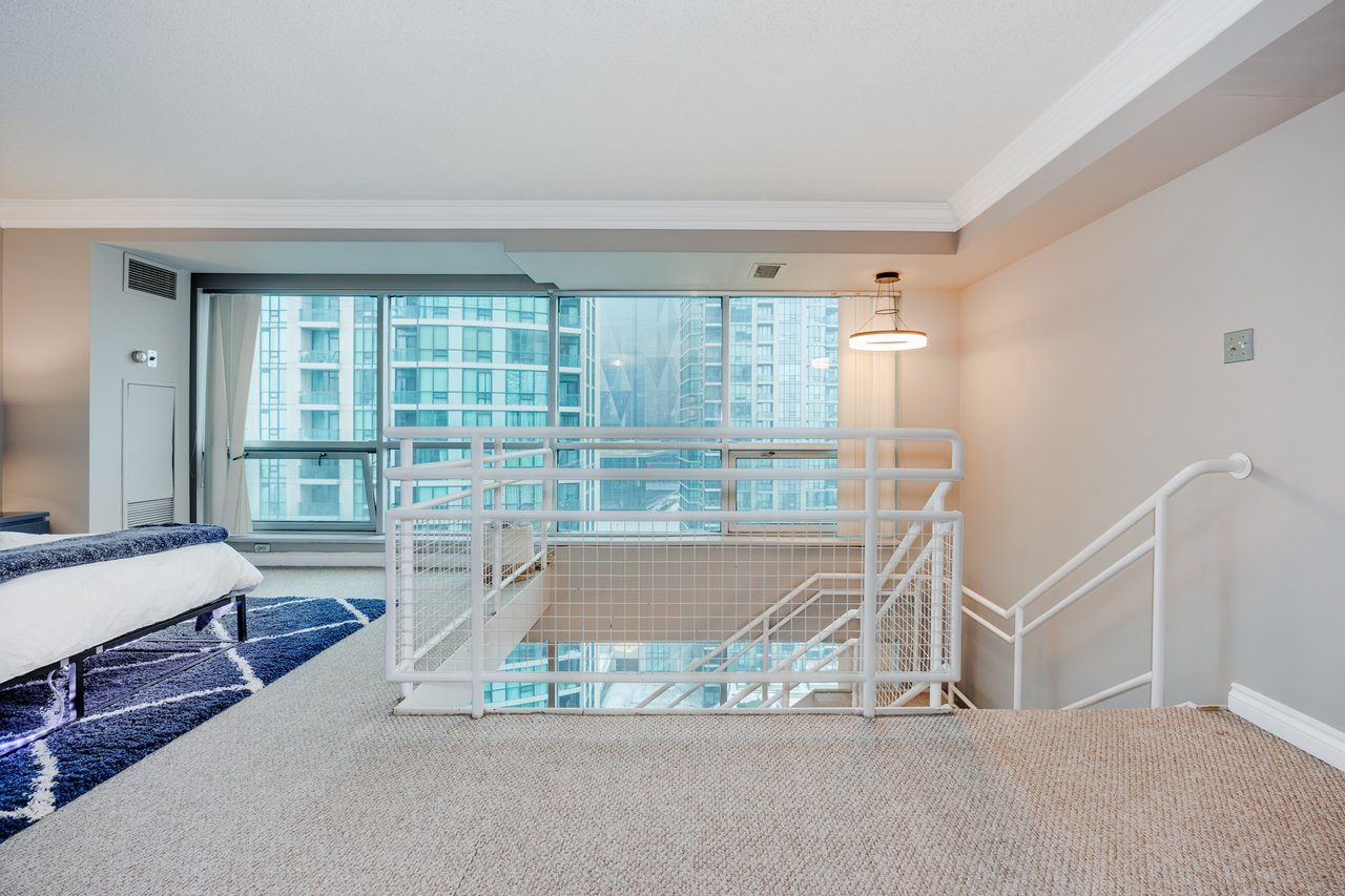 2-Storey Retreat On Queens Quay