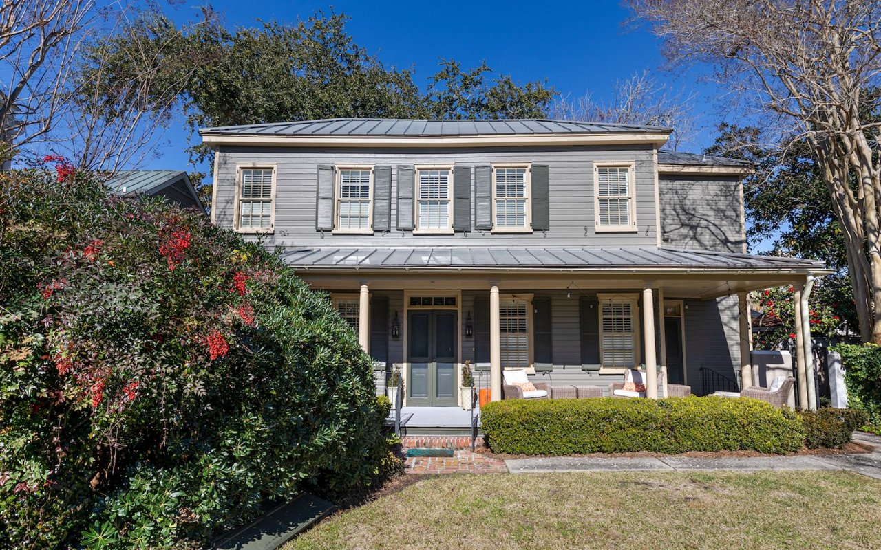 Charming Downtown Cottage – 125 1/2 Queen Street
