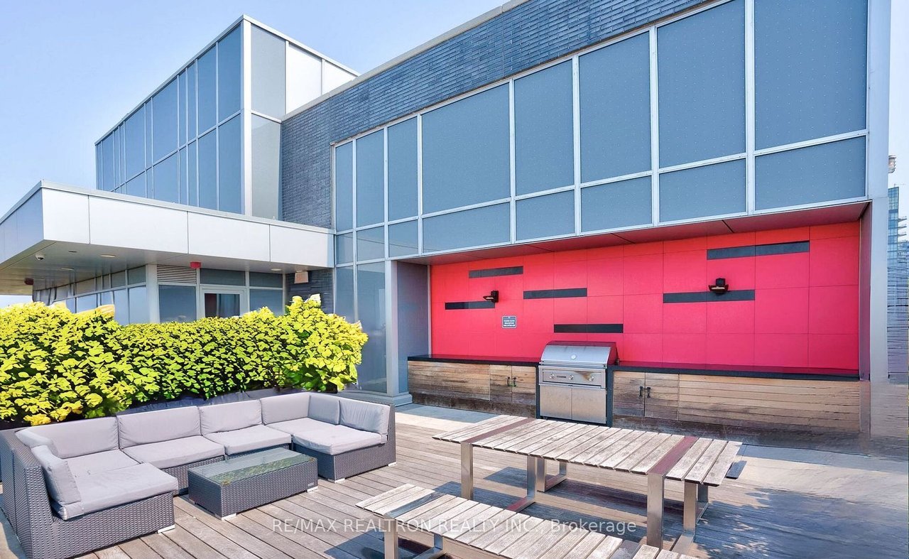 PENTHOUSE ON ENGLINGTON CROSSTOWN LRT