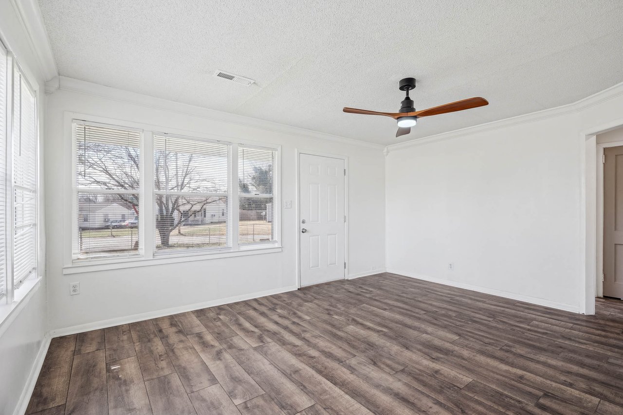 LARGE corner lot in Huntsville! New floors, new paint, renovated bathroom! Great Price!