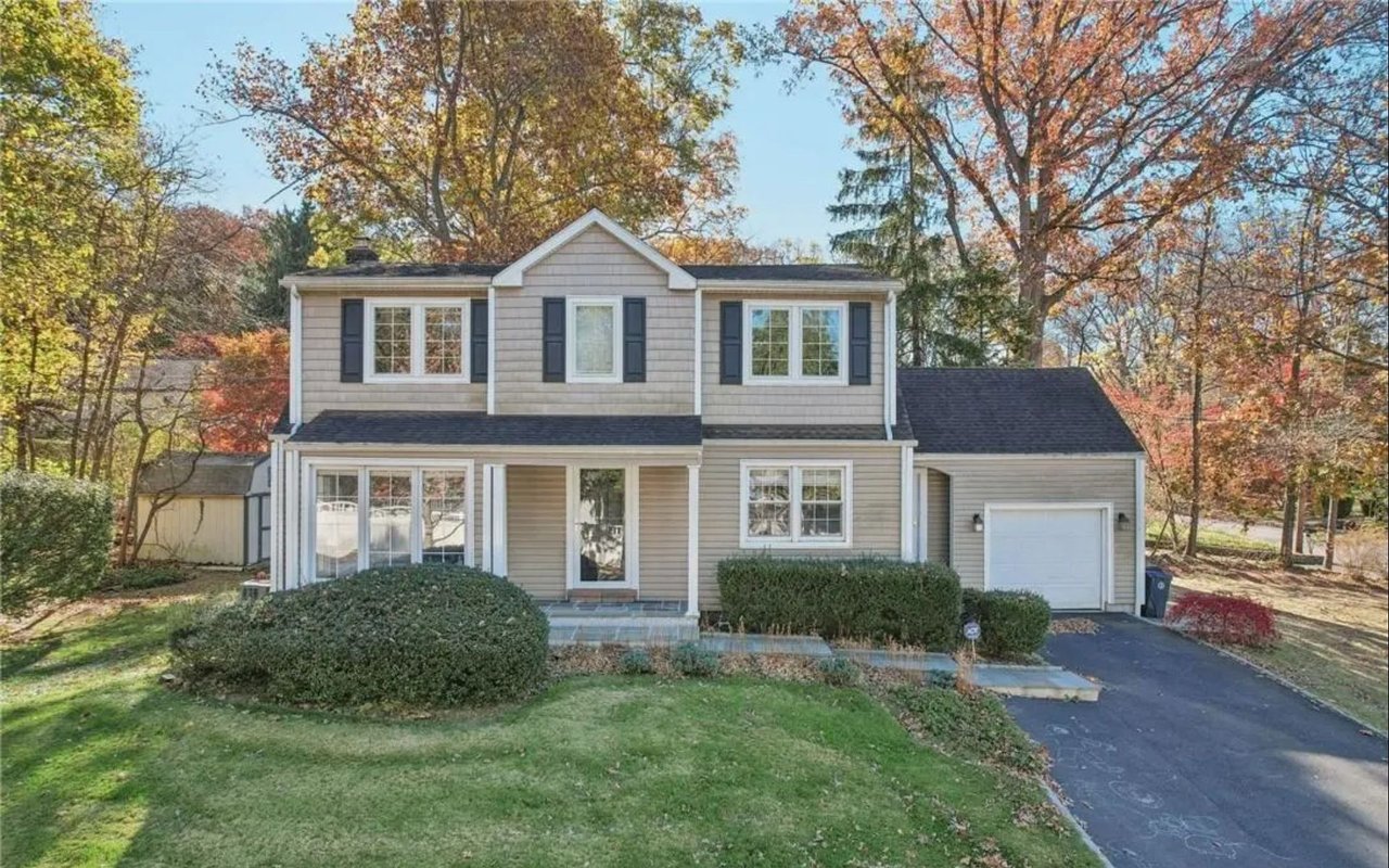 2 Crest Dr