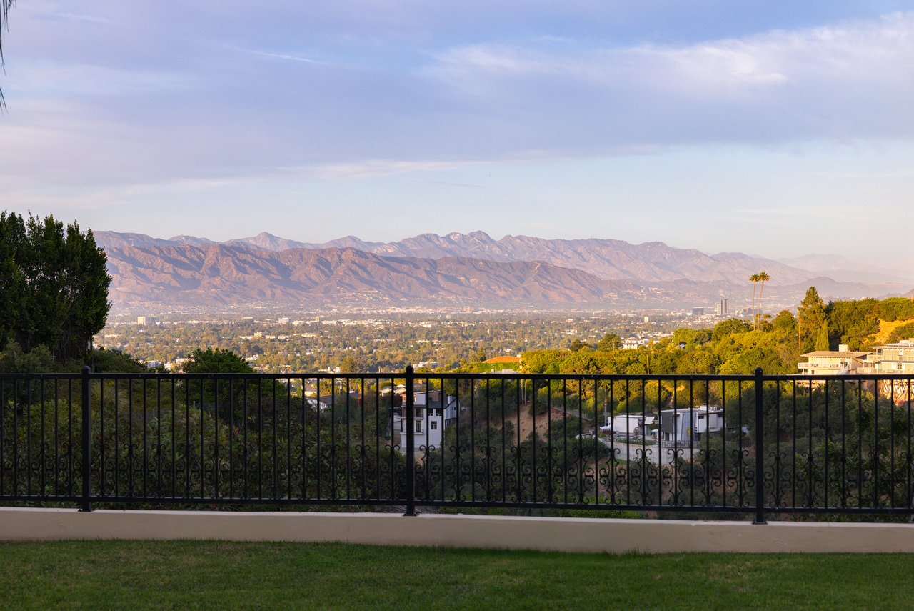 3364 Clerendon Rd, Beverly Hills