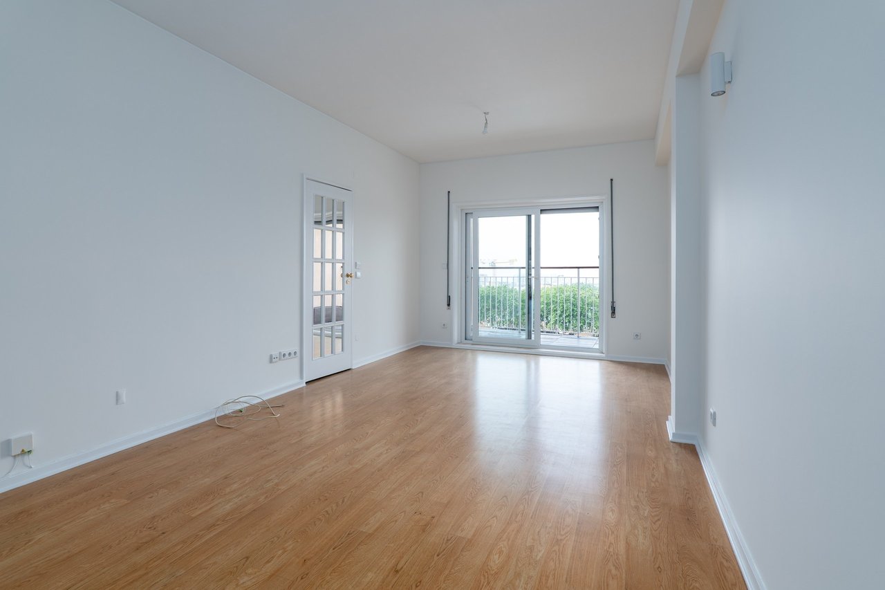 2-Bedroom Apartment with Sunset Balcony in Central Matosinhos