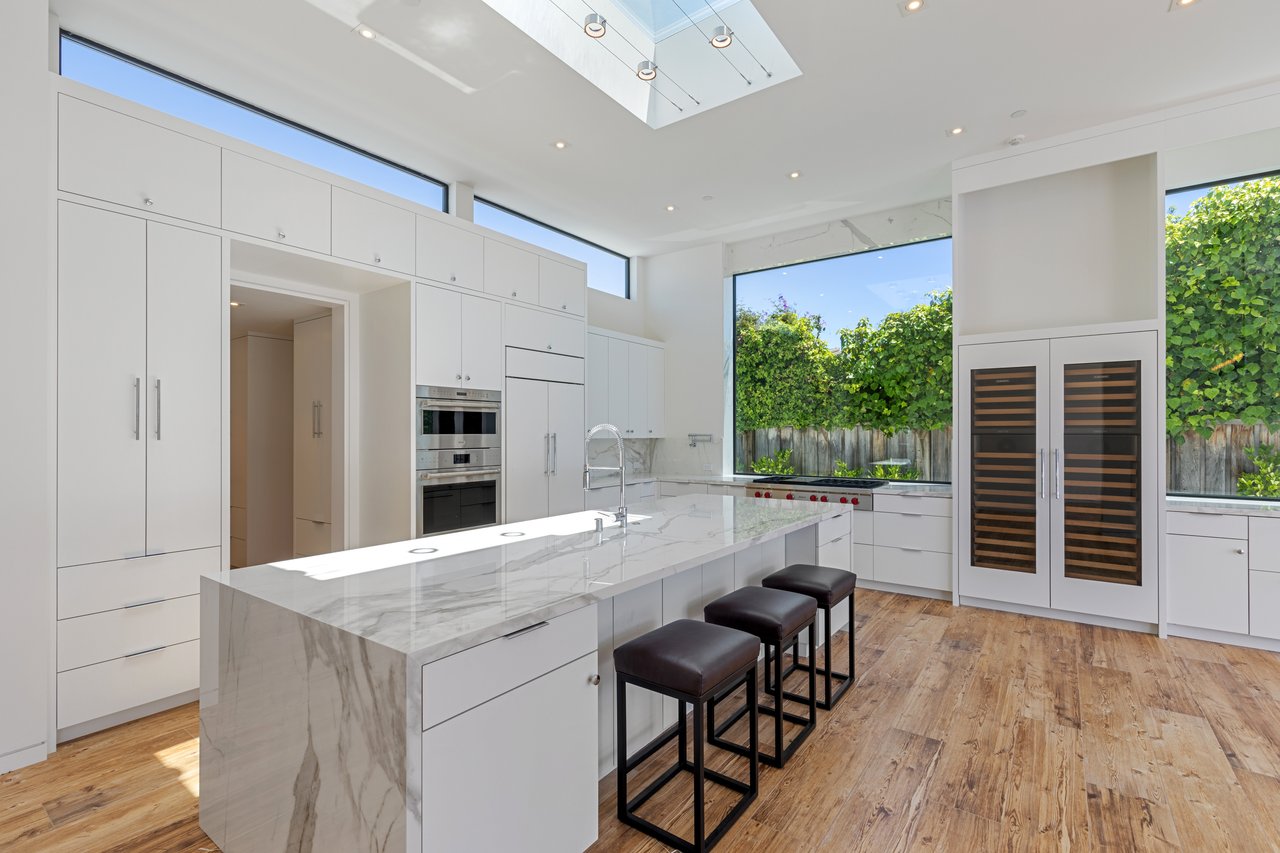 Contemporary Retreat on the Belvedere Lagoon