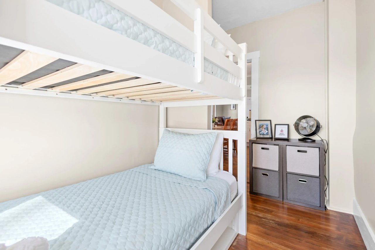 First Floor Apartment Near the Cliff Walk and More