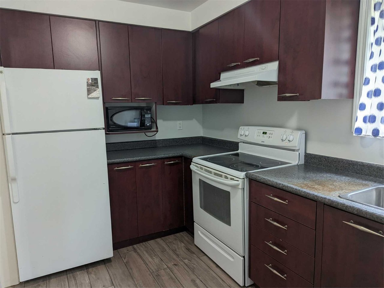 61 Mississauga Rd N 1