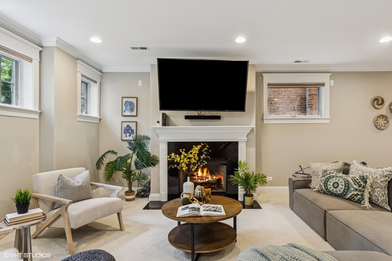 1244 W Cornelia Unit 1 